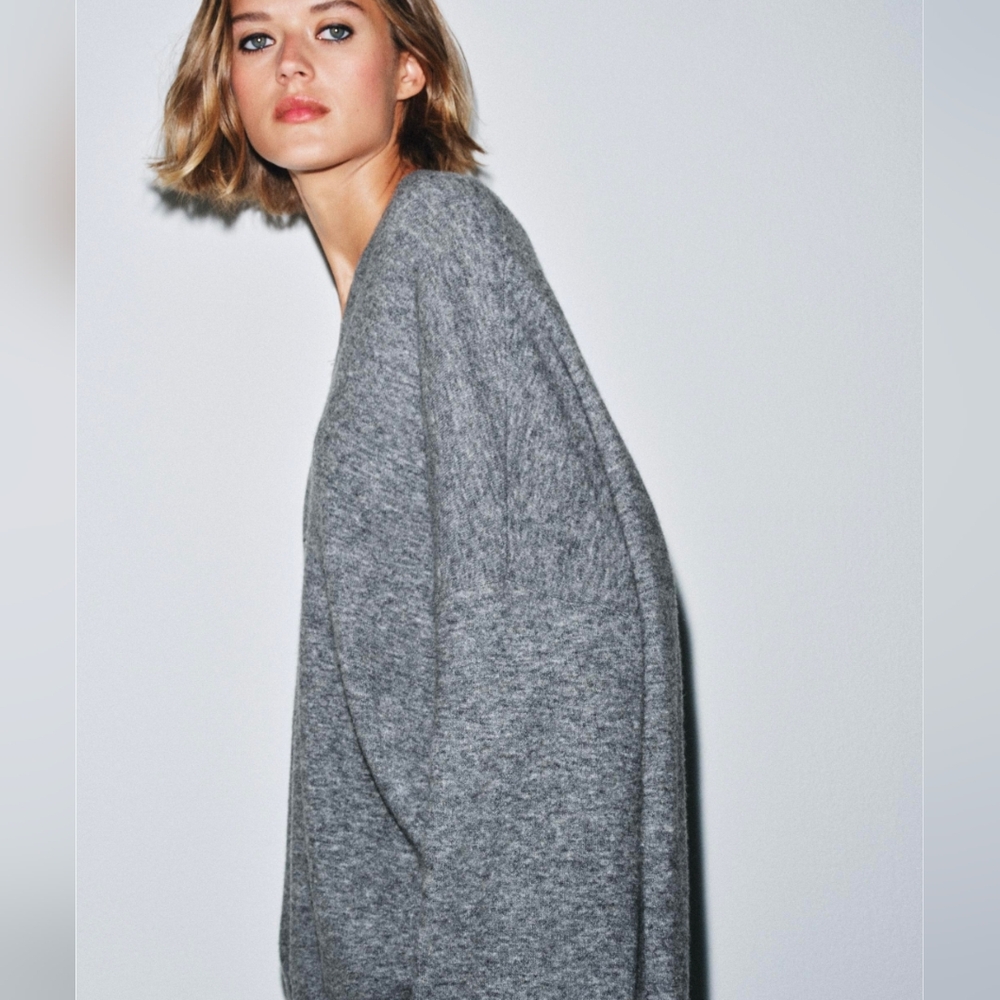 Zara Women's V-Neck Sweater in Heather Gray